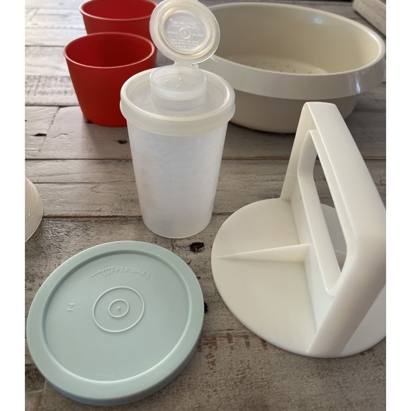 Tupperware 15‎ Misc Items - Snack Cups, S/P Shaker, Colander, Burger Press - Picture 8 of 11